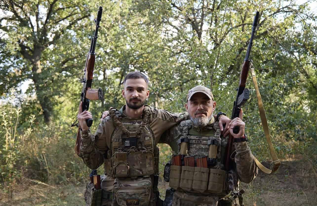 Військовий Тарас Ковтун разом зі старшим сином Дмитром. Фото з архіву родини
