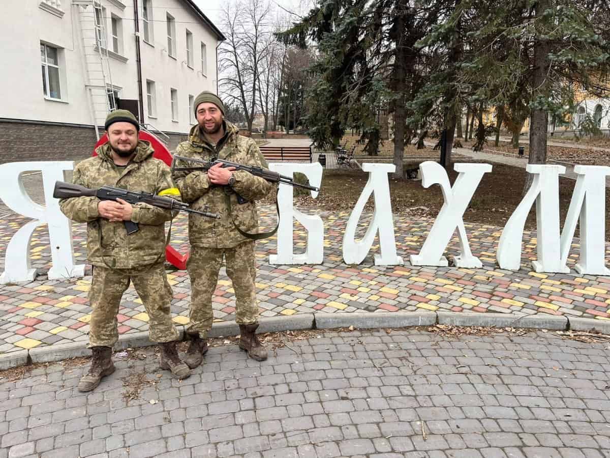 Військовий Артем Попов разом із побратимом. Фото: Державна прикордонна служба України
