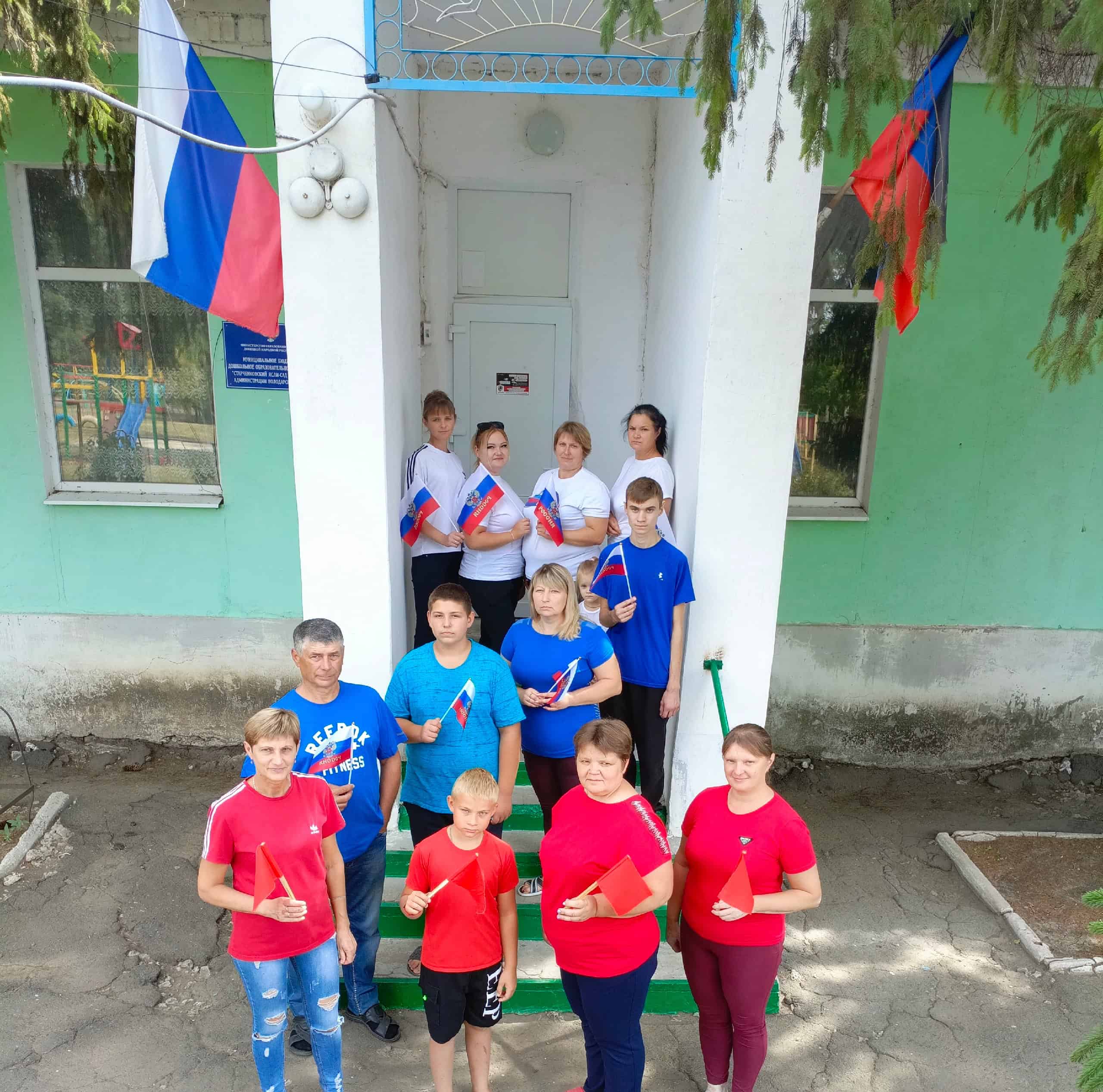Зображення до посту: Дають малечі триколори: хто очолює дитячі садки Нікольської громади в окупації і як працює з дітьми (аналіз)