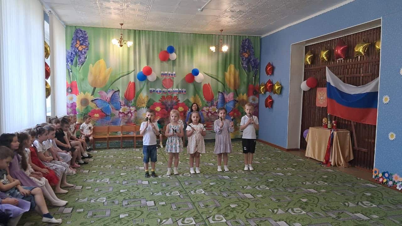 Зображення до посту: Дають малечі триколори: хто очолює дитячі садки Нікольської громади в окупації і як працює з дітьми (аналіз)