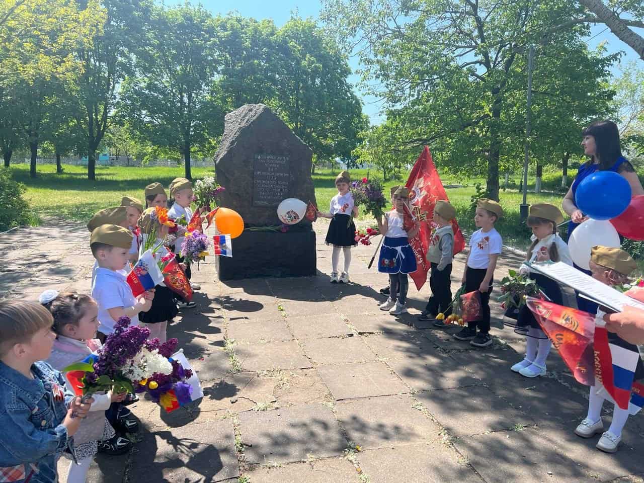 Діти дитсадка “Топольок” Нікольської громади під час святкування “Дня перемоги” у 2025 році