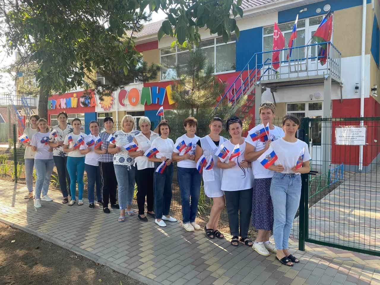 Зображення до посту: Дають малечі триколори: хто очолює дитячі садки Нікольської громади в окупації і як працює з дітьми (аналіз)