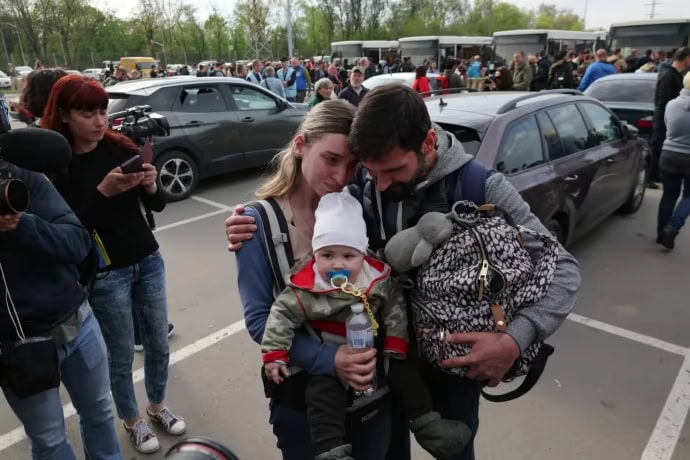 Маріупольці, яких евакуювали з бункерів заводу “Азовсталь”. Фото: Українська правда