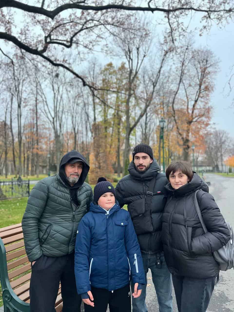 Військовий Тарас Ковтун разом із дружиною й синами. Фото з архіву родини