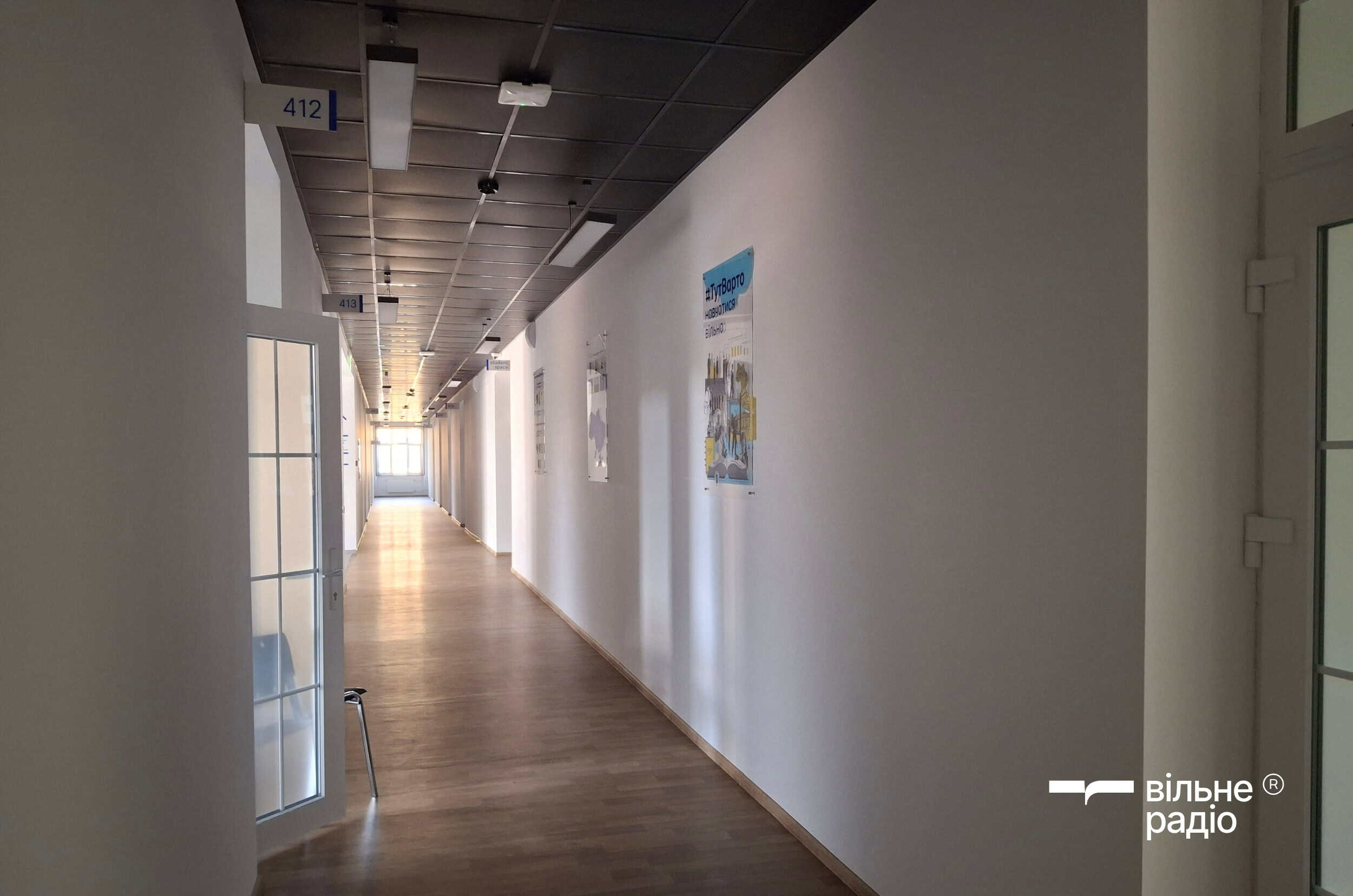 Вхід до кабінету №412 в будівлі релокованого Маріупольського державного університету. Фото: Вільне Радіо