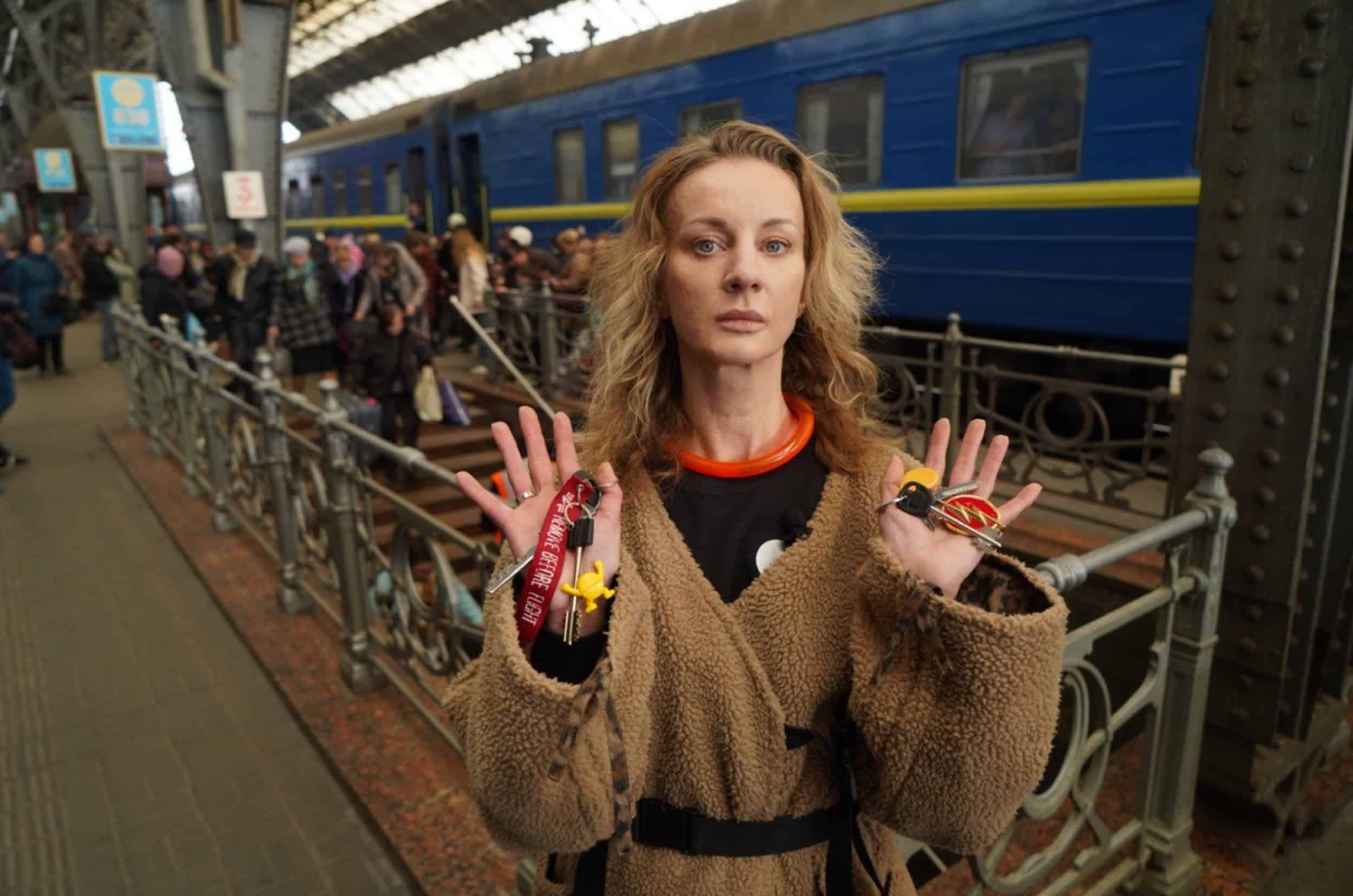 Діана Берг з ключами від дому в Донецьку й Маріуполі. Фото: Facebook/Diana Berg