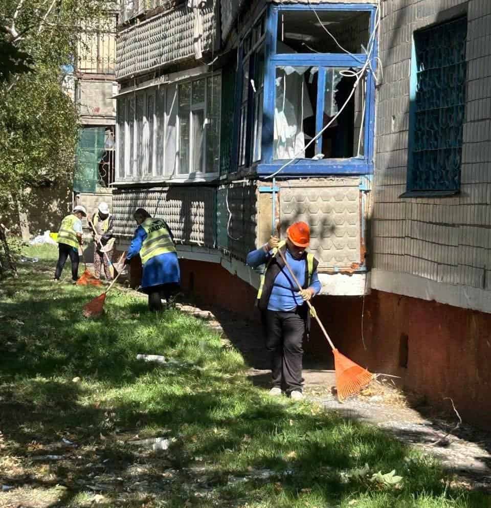 Комунальники прибирають наслідки російського обстрілу Краматорська 12 вересня 2025 року. Фото: Краматорська міська рада