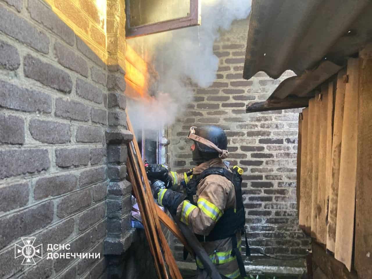 Зображення до посту: Минулого дня 11 із 14 пожеж на Донеччині виникли через обстріли, — ДСНС