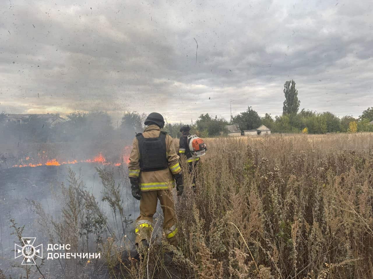 Зображення до посту: Минулого дня 11 із 14 пожеж на Донеччині виникли через обстріли, — ДСНС