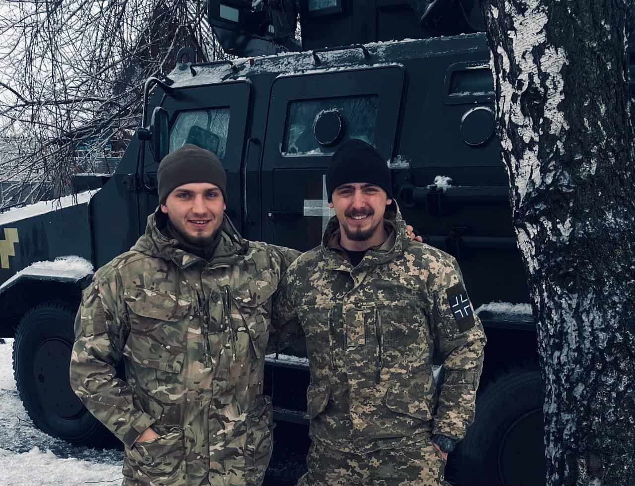 Військовий Дмитро Станкевич (ліворуч) разом із братом Максимом. Фото з архіву родини