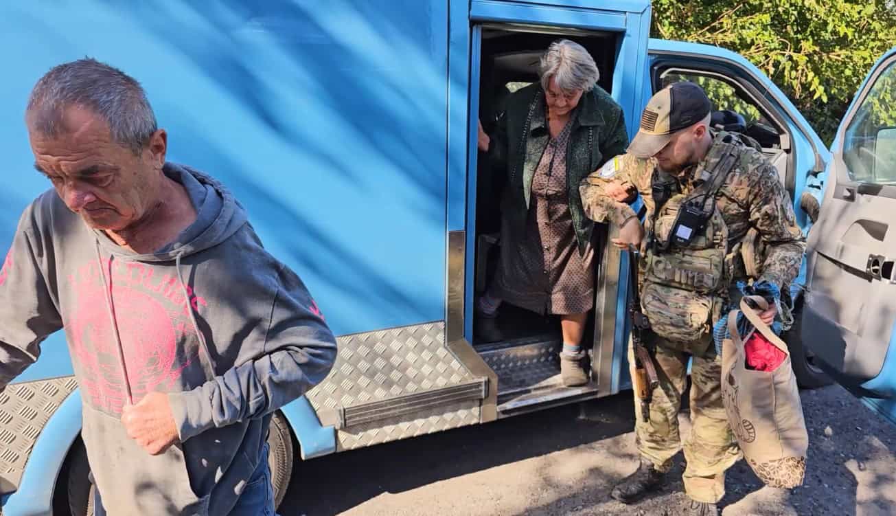 Сім'я переселенців евакуюється з Ярової. Скриншот Вільного Радіо з відео поліції Донеччини