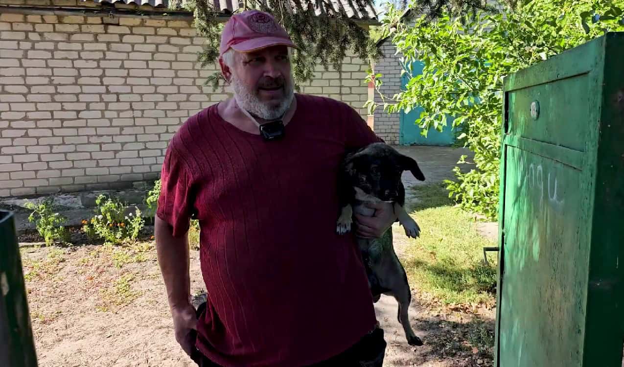 64-річний житель Ярової евакуюється зі своїм собакою. Скриншот Вільного Радіо з відео поліції Донеччини