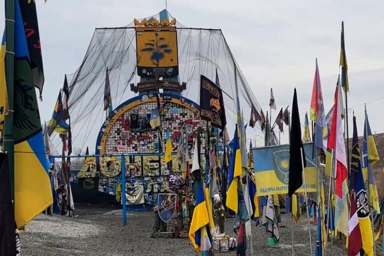 Перегляньте новину: Стелу на межі Донецької та Дніпропетровської областей пропонують вивезти: петиція збирає підписи Стелу на межі Донецької та Дніпропетровської областей пропонують вивезти: петиція збирає підписи