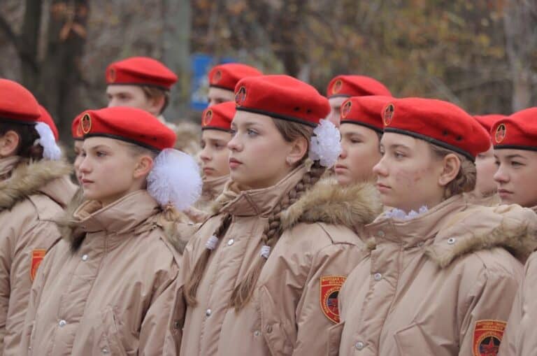 Перегляньте новину: Росіяни навчатимуть молодь ТОТ Донеччини шукати та перепоховувати рештки бійців німецько-радянської війни Росіяни навчатимуть молодь ТОТ Донеччини шукати та перепоховувати рештки бійців німецько-радянської війни