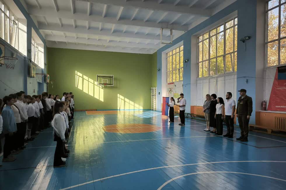 Учні донецької школи №78 виконують гімн Росії перед позаурочним заняттям “Розмови про важливе”, вересень 2025 року