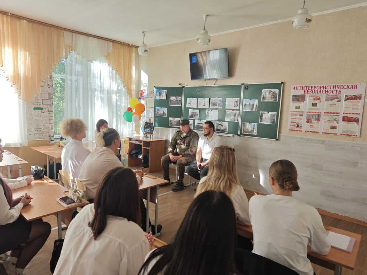 “Військкор” Андрій Трубецькой на позаурочному занятті “Розмови про важливе” у донецькій школі №78, вересень 2025 року