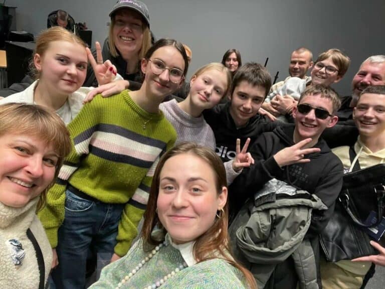 “Жовтий автобус”: підліткам, які постраждали від війни, пропонують навчання у школі кіномайстерності та журналістики