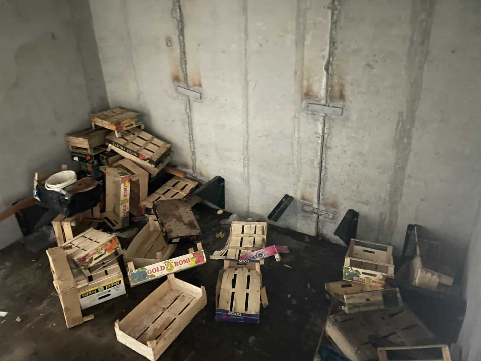 Сміття в укритті Краматорська, яке прибирали 14 жовтня 2025 року