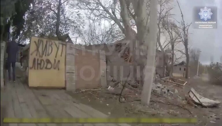 Перегляньте новину: Патрульні збили російський дрон під час евакуації людей з Костянтинівки: момент влучання потрапив на бодікамеру Патрульні збили російський дрон під час евакуації людей з Костянтинівки: момент влучання потрапив на бодікамеру