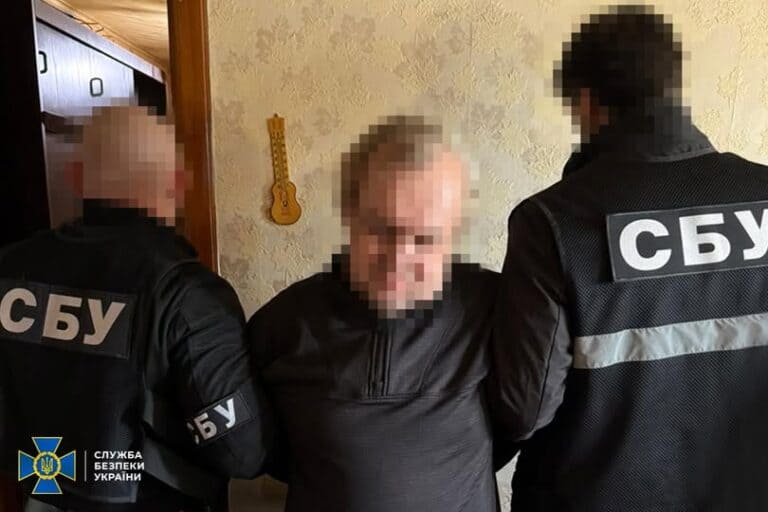 Перегляньте новину: У Краматорську затримали місцевого безробітного, який міг наводити на місто російські обстріли У Краматорську затримали місцевого безробітного, який міг наводити на місто російські обстріли