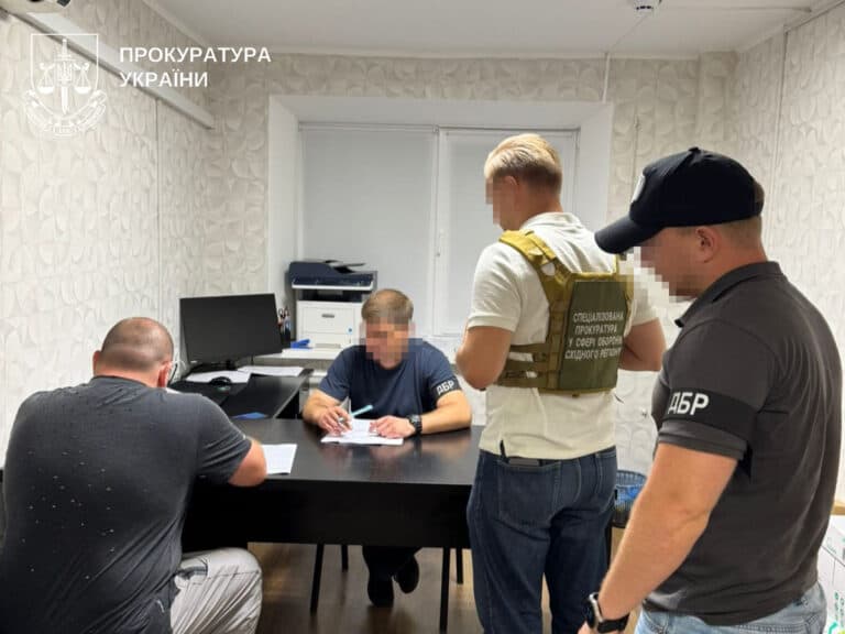 Перегляньте новину: “Перевищив повноваження на 2 млн грн”: військового з Донеччини обвинувачують у безпідставних виплатах підлеглим (деталі) “Перевищив повноваження на 2 млн грн”: військового з Донеччини обвинувачують у безпідставних виплатах підлеглим (деталі)