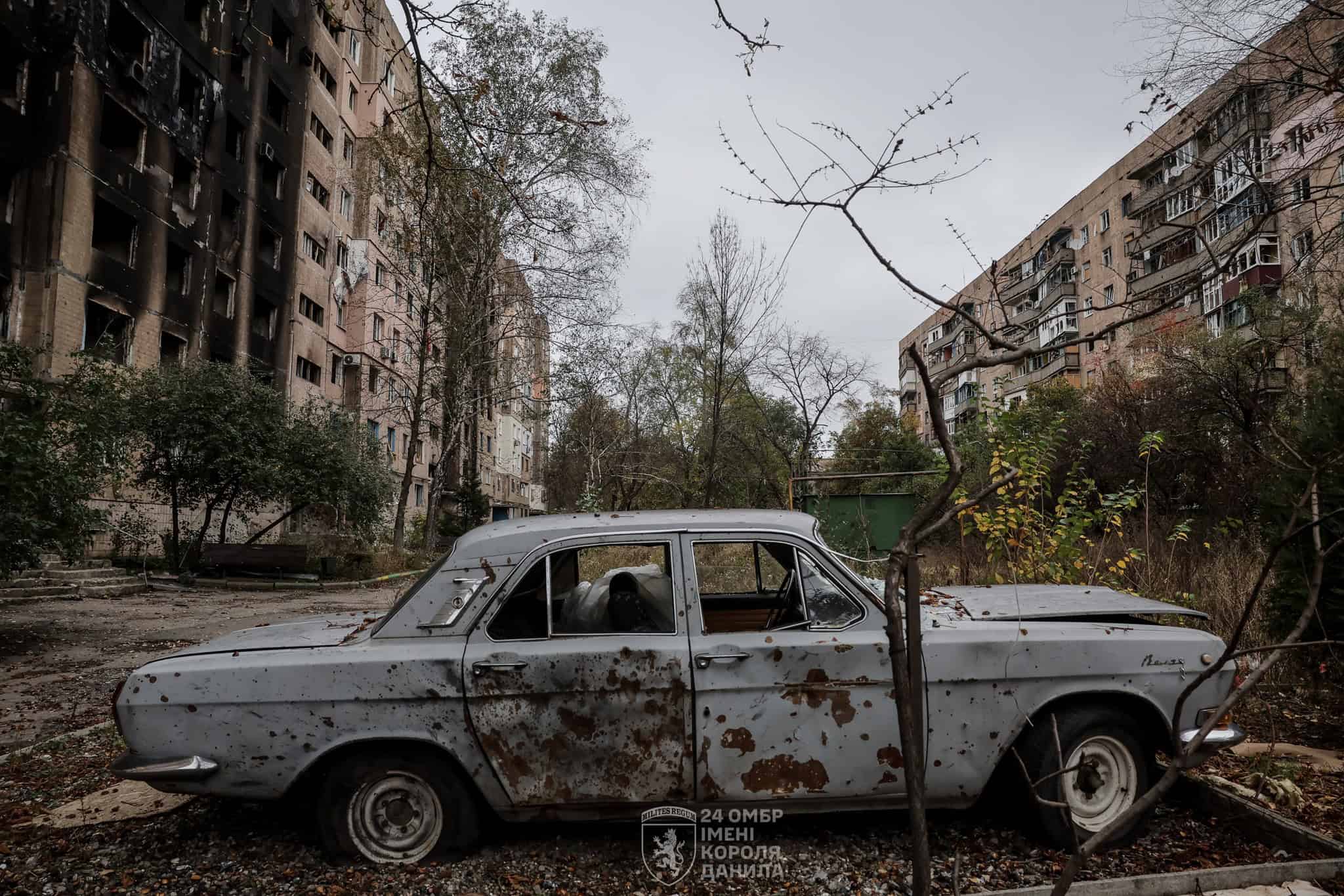 Зображення до посту: Понівечені Свято-Ігорівський храм та житлові багатоповерхівки: який вигляд має Костянтинівка у жовтні 2025 року