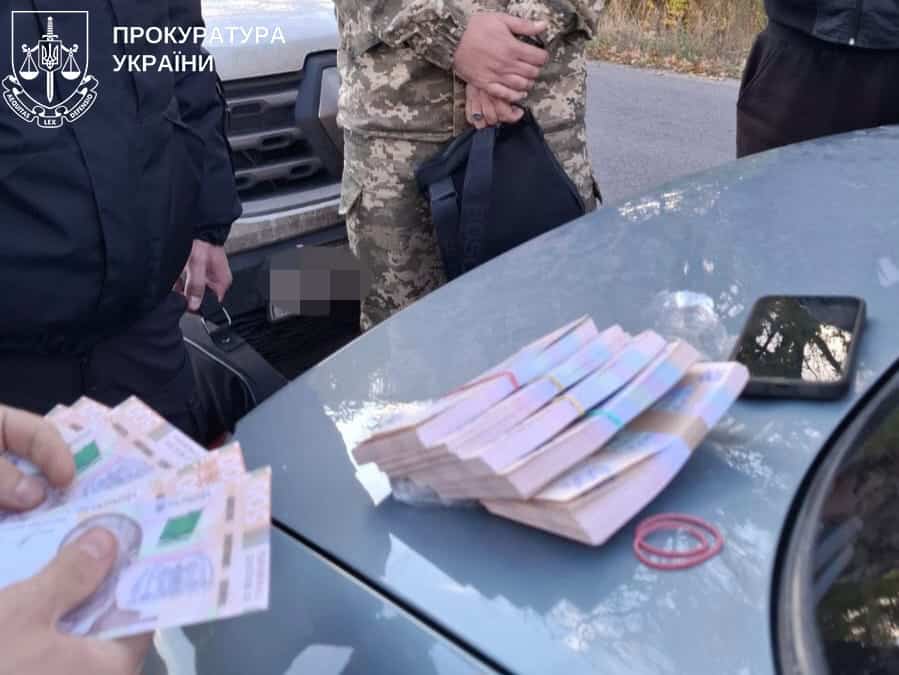 На Донеччині майор ЗСУ нібито вимагав 7 тисяч доларів США за переведення в іншу частину: йому оголосили підозру