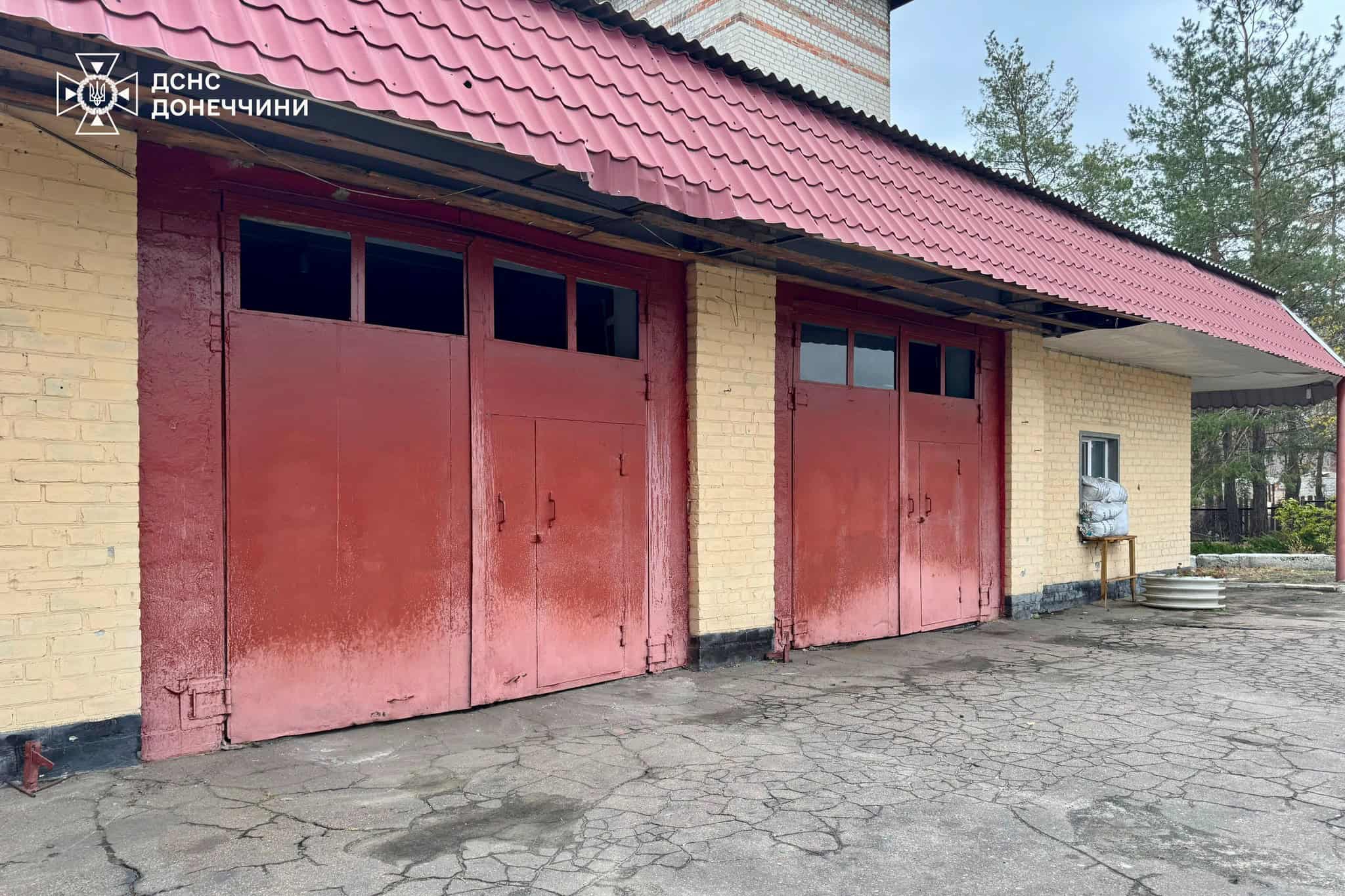 Росіяни під час нічної атаки на Щурове пошкодили пожежне депо: що відомо