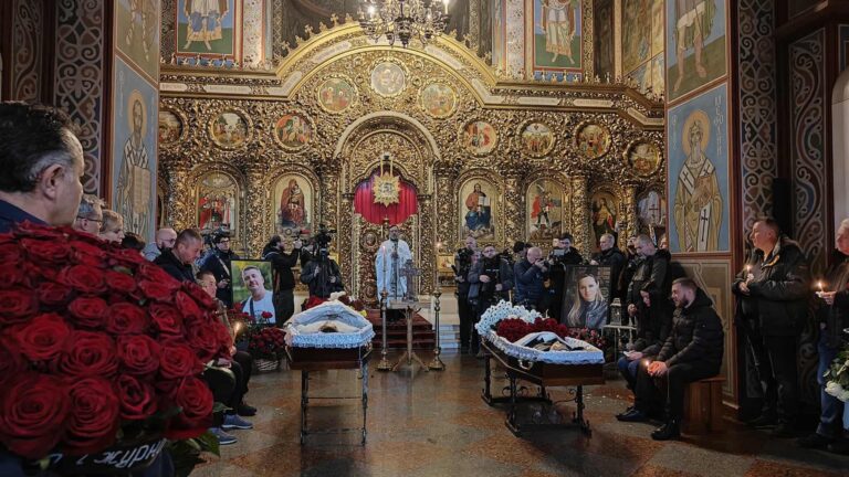 В Киеве попрощались с журналистами Аленой Грамовой и Евгением Кармазиным, которые погибли в Краматорске