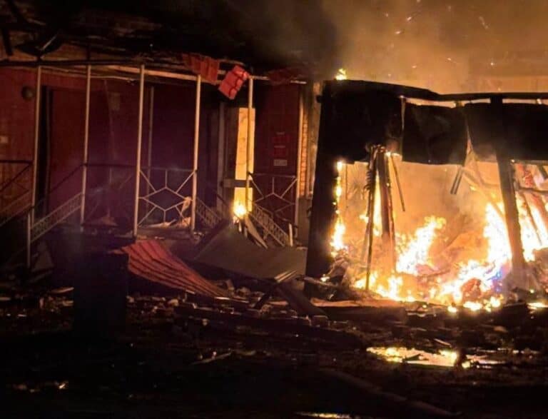 Перегляньте новину: Росіяни атакували одне з відділень “Нової пошти” на Донеччині: воно згоріло, посилки знищені Росіяни атакували одне з відділень “Нової пошти” на Донеччині: воно згоріло, посилки знищені