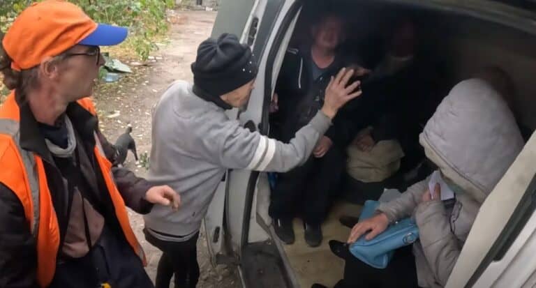 “Білі янголи” евакуювали ще шістьох цивільних із Костянтинівки, а також вивезли звідти тіло жінки, яка померла
