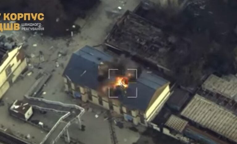 Перегляньте новину: Українські десантники знищили російську ДРГ, яка проникла у центр Покровська та розстріляла цивільних, — 7 корпус ДШВ Українські десантники знищили російську ДРГ, яка проникла у центр Покровська та розстріляла цивільних, — 7 корпус ДШВ