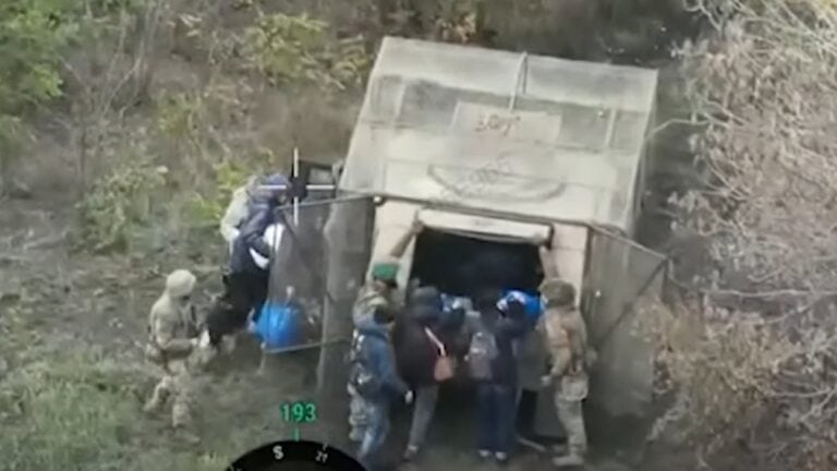 Перегляньте новину: Українські військові евакуювали 10 цивільних зі звільненого напередодні Кучерового Яру Українські військові евакуювали 10 цивільних зі звільненого напередодні Кучерового Яру