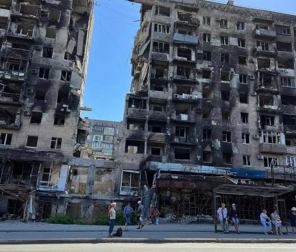 Росіяни визнають “безхазяйними” ще сто квартир в окупованому Маріуполі: список