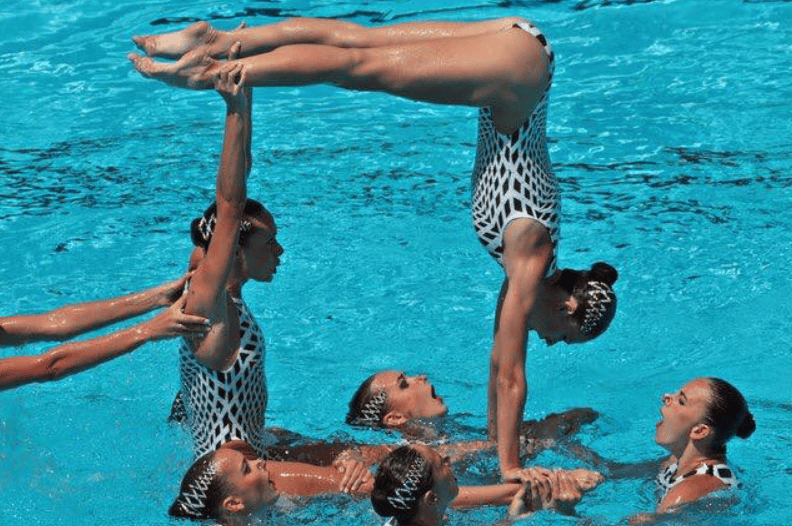 Плавчиня з Донеччини Єлизавета Яхно з командою під час виступу. Фото: Facebook/Yelyzaveta Yakhno