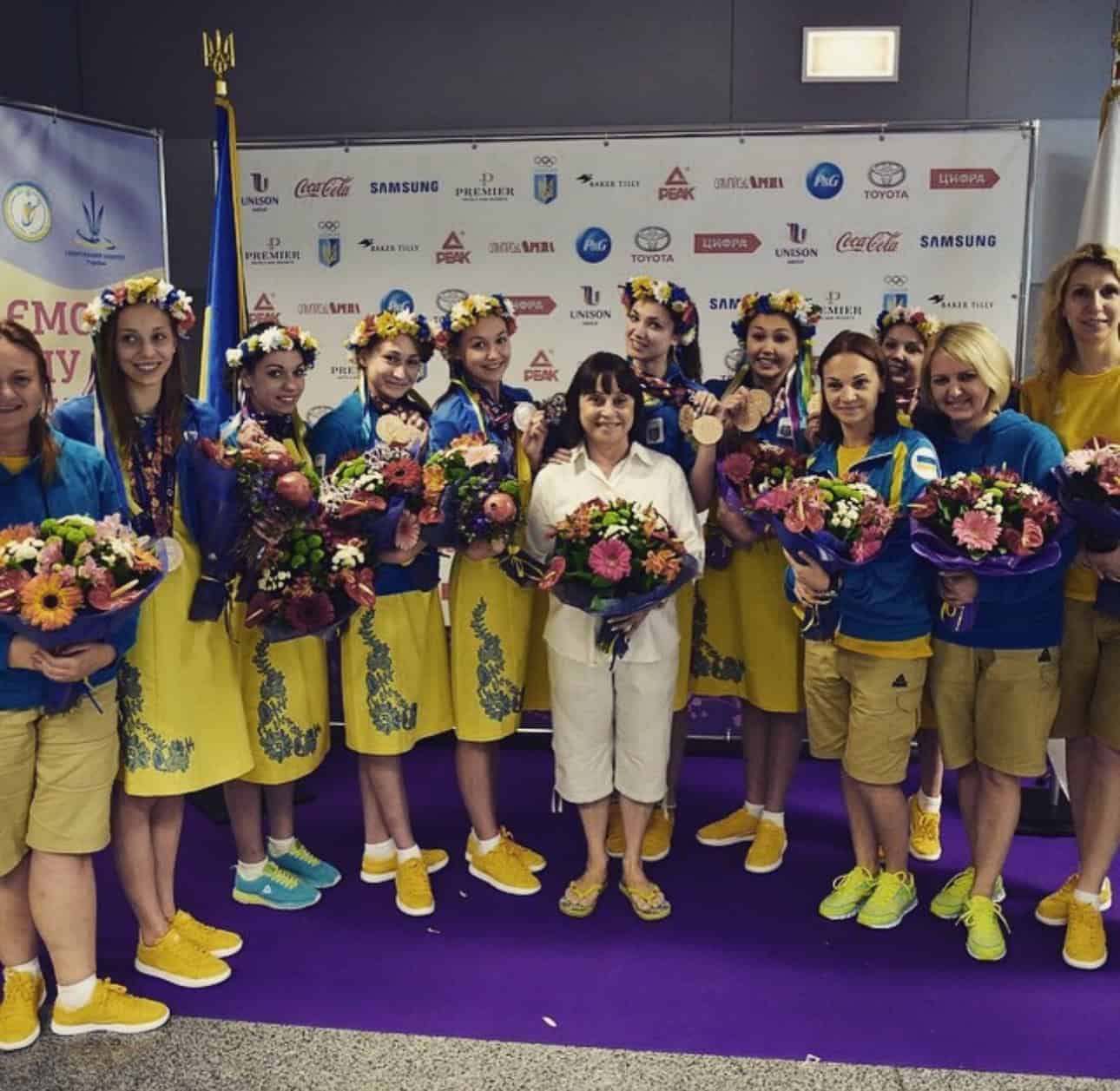 Плавчиня з Донецька Єлизавета Яхно (друга ліворуч) з українськими плавчинями та тренерським складом. Фото: Instagram/yakhnoliza