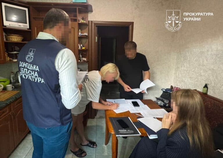 Посадовицю з Покровська підозрюють у закупівлі ноутбуків для шкіл за подвійною ціною: який вирок їй загрожує