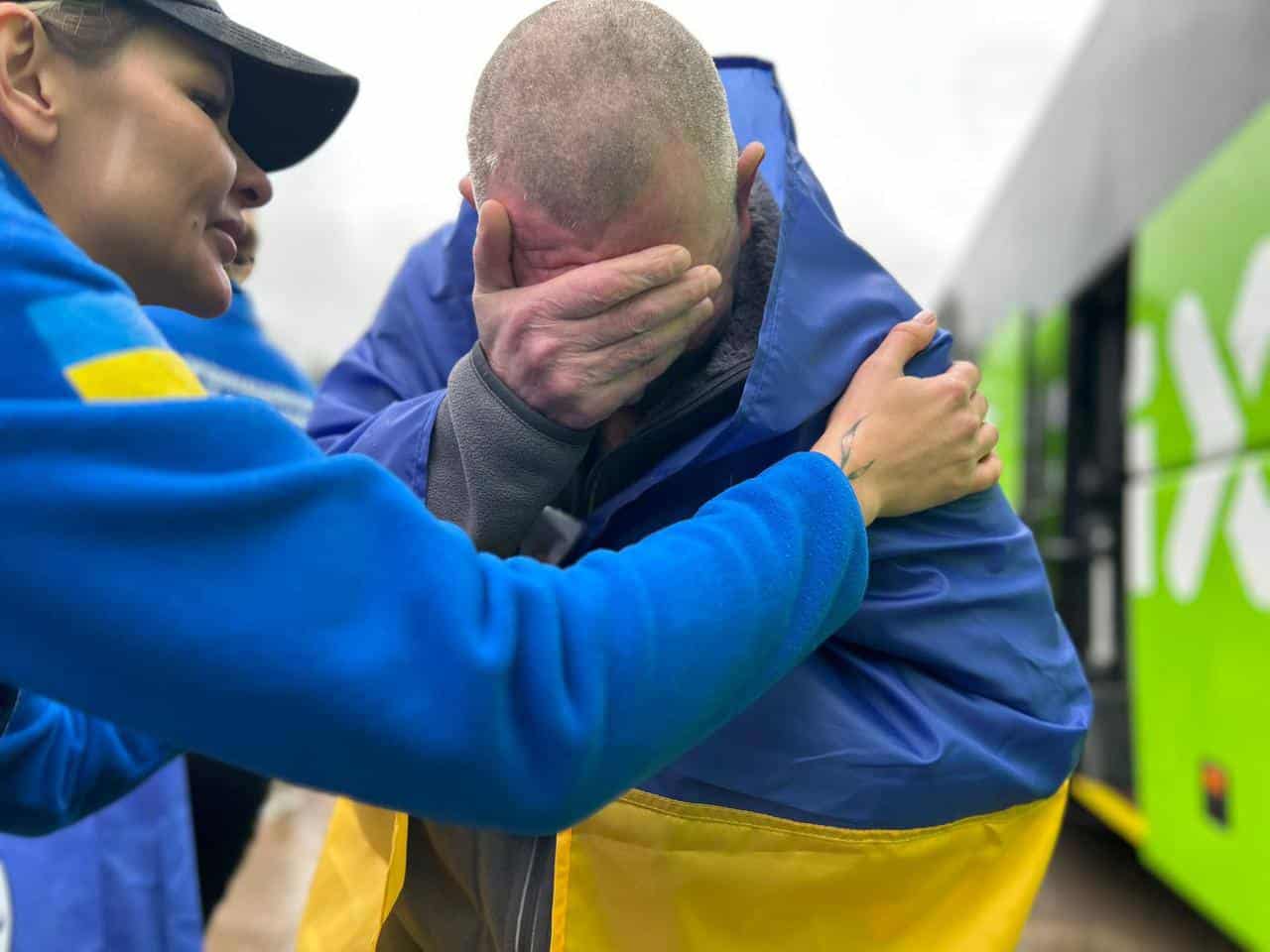 Зображення до посту: На підконтрольну територію повернули 185 військових та 20 цивільних: Україна та Росія провели обмін полоненими