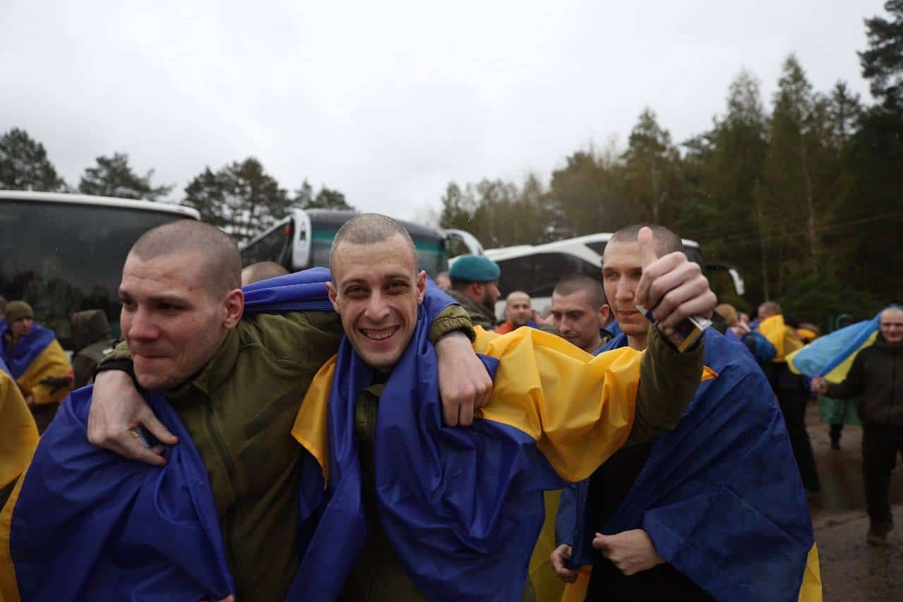 Зображення до посту: На підконтрольну територію повернули 185 військових та 20 цивільних: Україна та Росія провели обмін полоненими