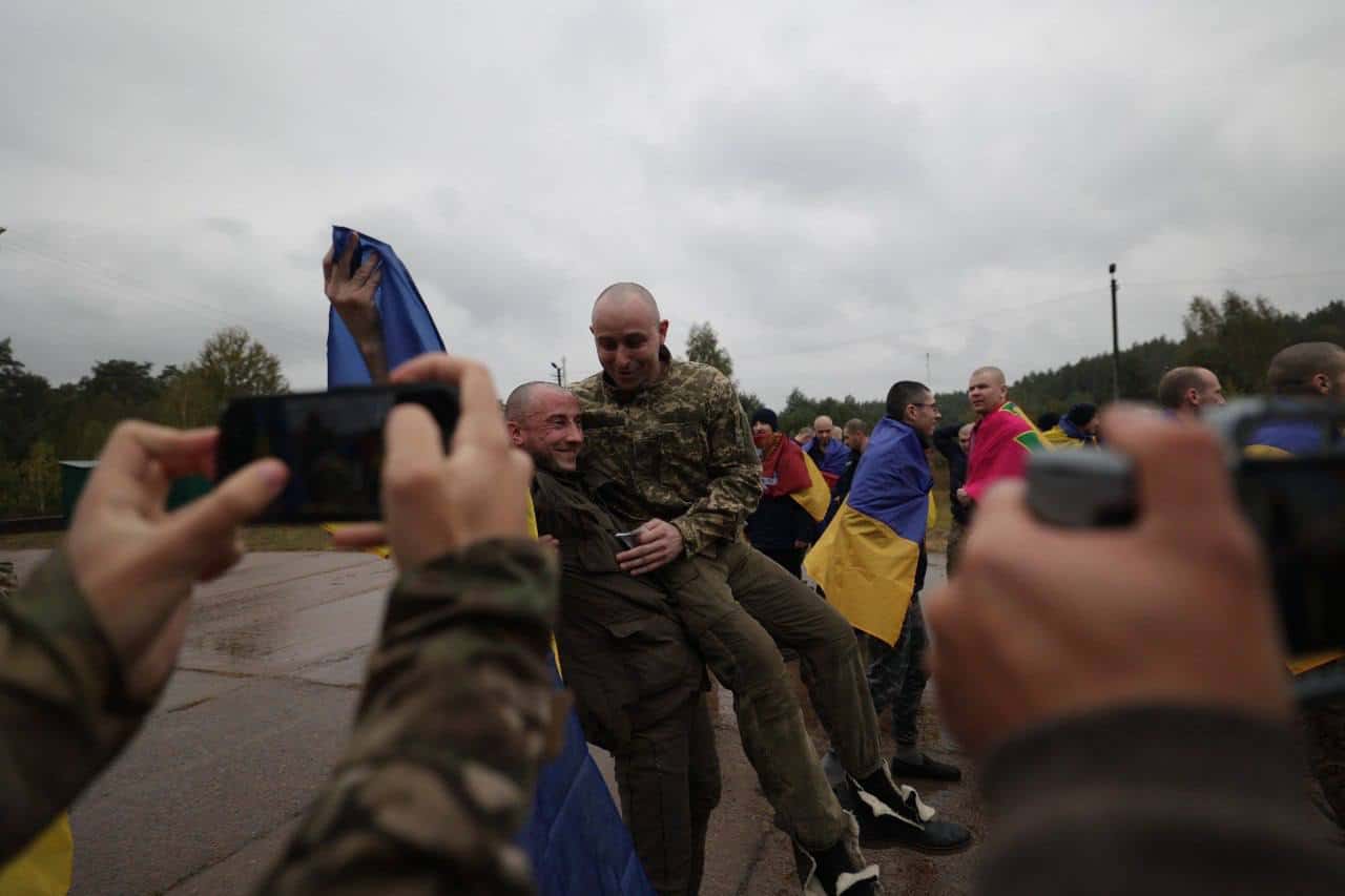 Зображення до посту: На підконтрольну територію повернули 185 військових та 20 цивільних: Україна та Росія провели обмін полоненими