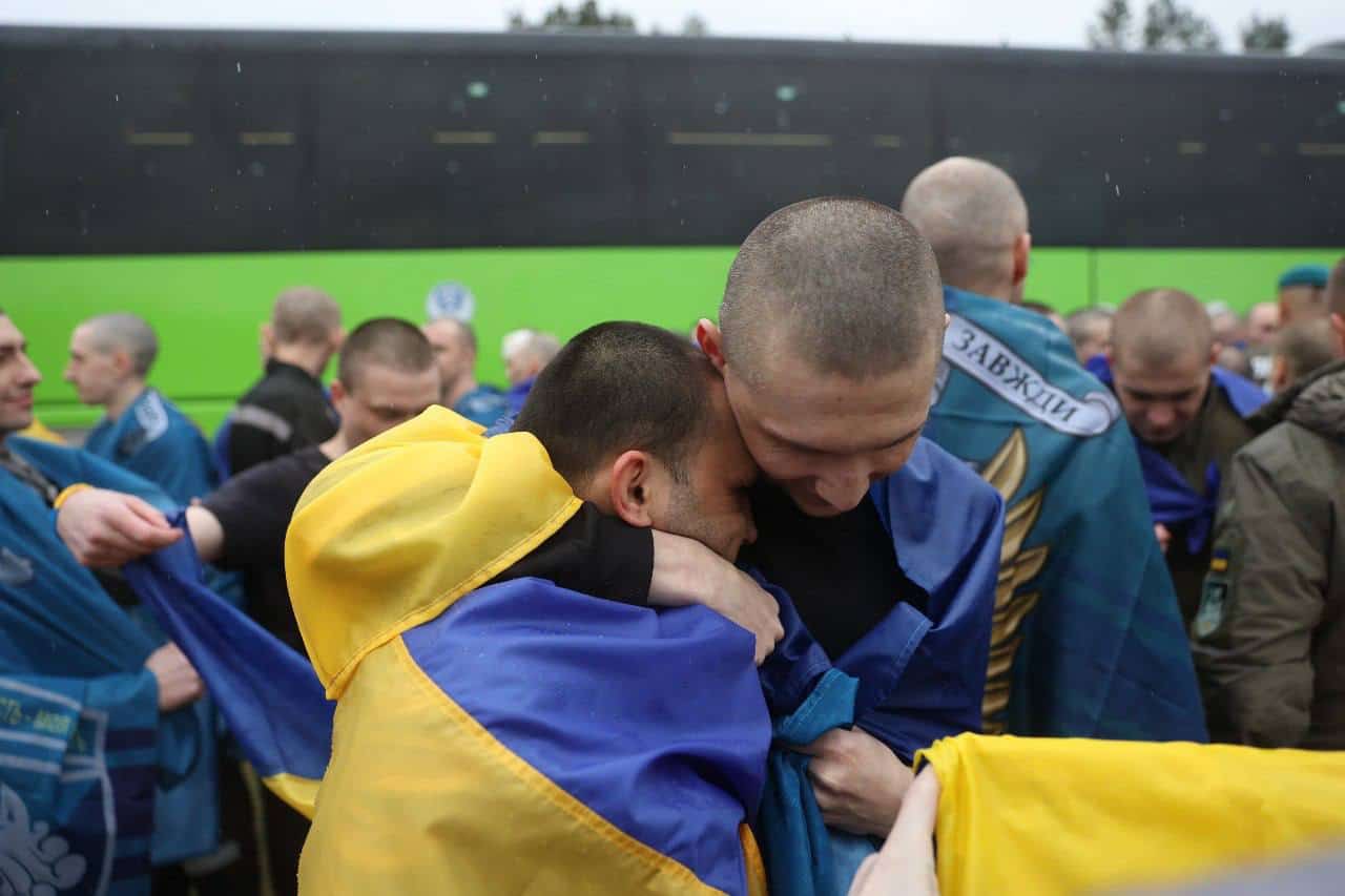 Зображення до посту: На підконтрольну територію повернули 185 військових та 20 цивільних: Україна та Росія провели обмін полоненими