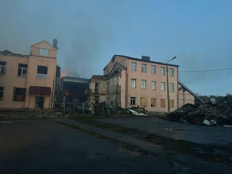 У Слов’янську постраждала ще одна школа через удари “Шахедами”: що відомо