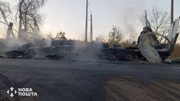 Перегляньте новину: У ніч на 16 жовтня росіяни атакували дроном вантажівку “Нової пошти” поблизу Краматорська: що відомо У ніч на 16 жовтня росіяни атакували дроном вантажівку “Нової пошти” поблизу Краматорська: що відомо