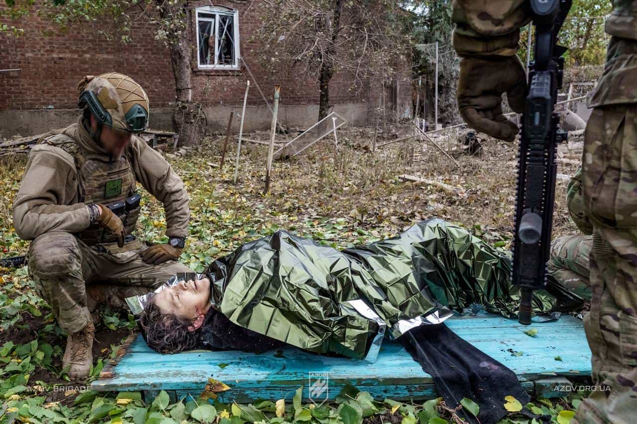 Військові 12-ї бригади НГУ “Азов” та бійці “Люті” допомагають постраждалій мешканці Костянтинівки