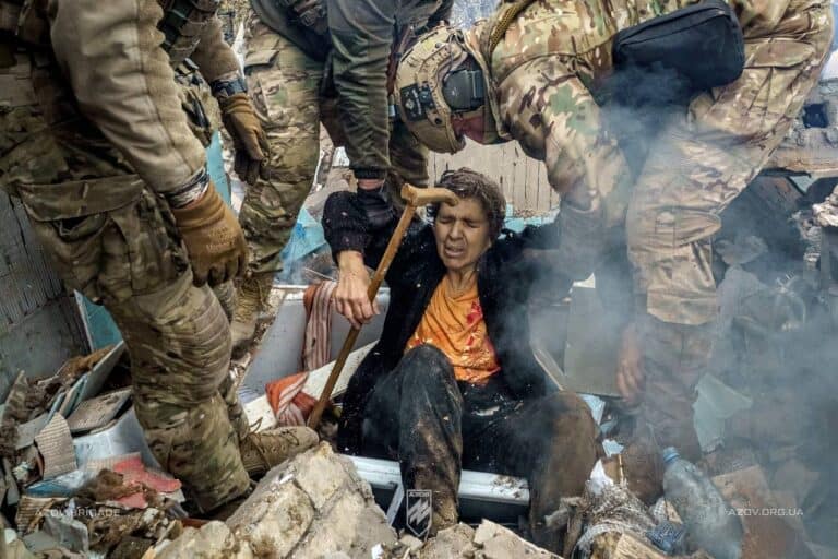 Перегляньте новину: Бійці “Азову” та бригади “Лють” у Костянтинівці врятували жінку з-під завалів Бійці “Азову” та бригади “Лють” у Костянтинівці врятували жінку з-під завалів