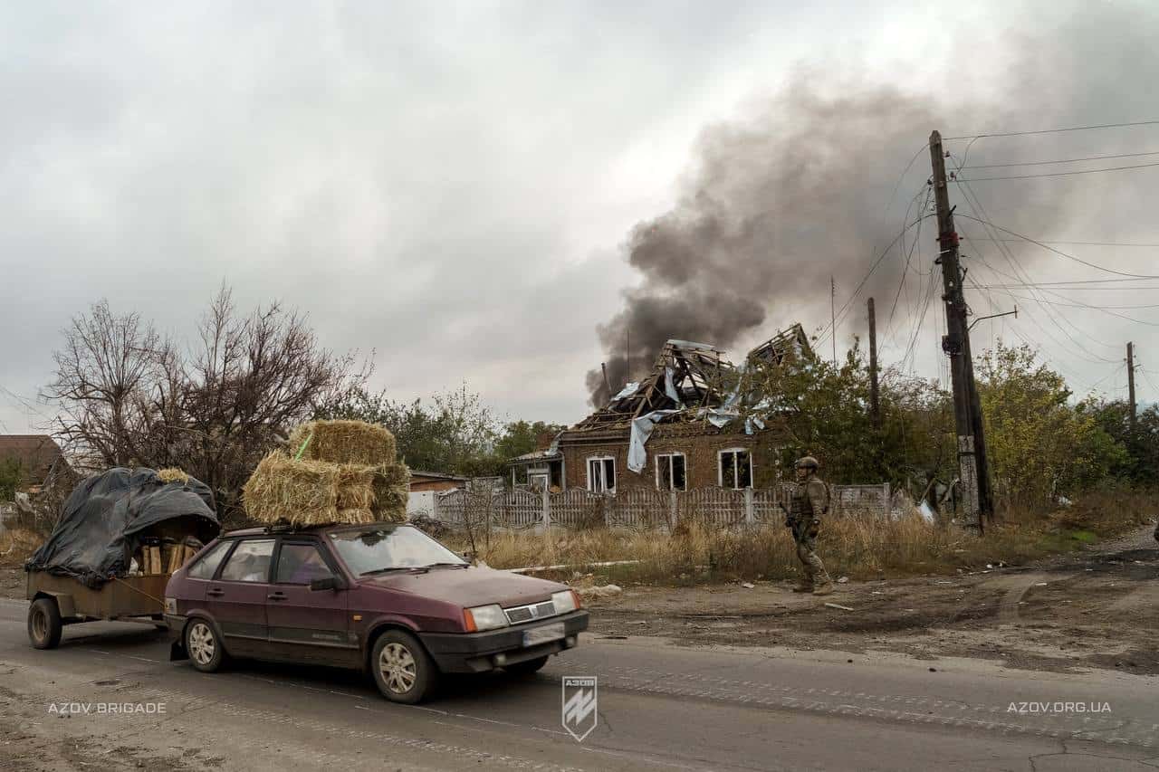 Рятувальна операція у Костянтинівці після удару російської авіабомби — “Азов” та “Лють” на місці події