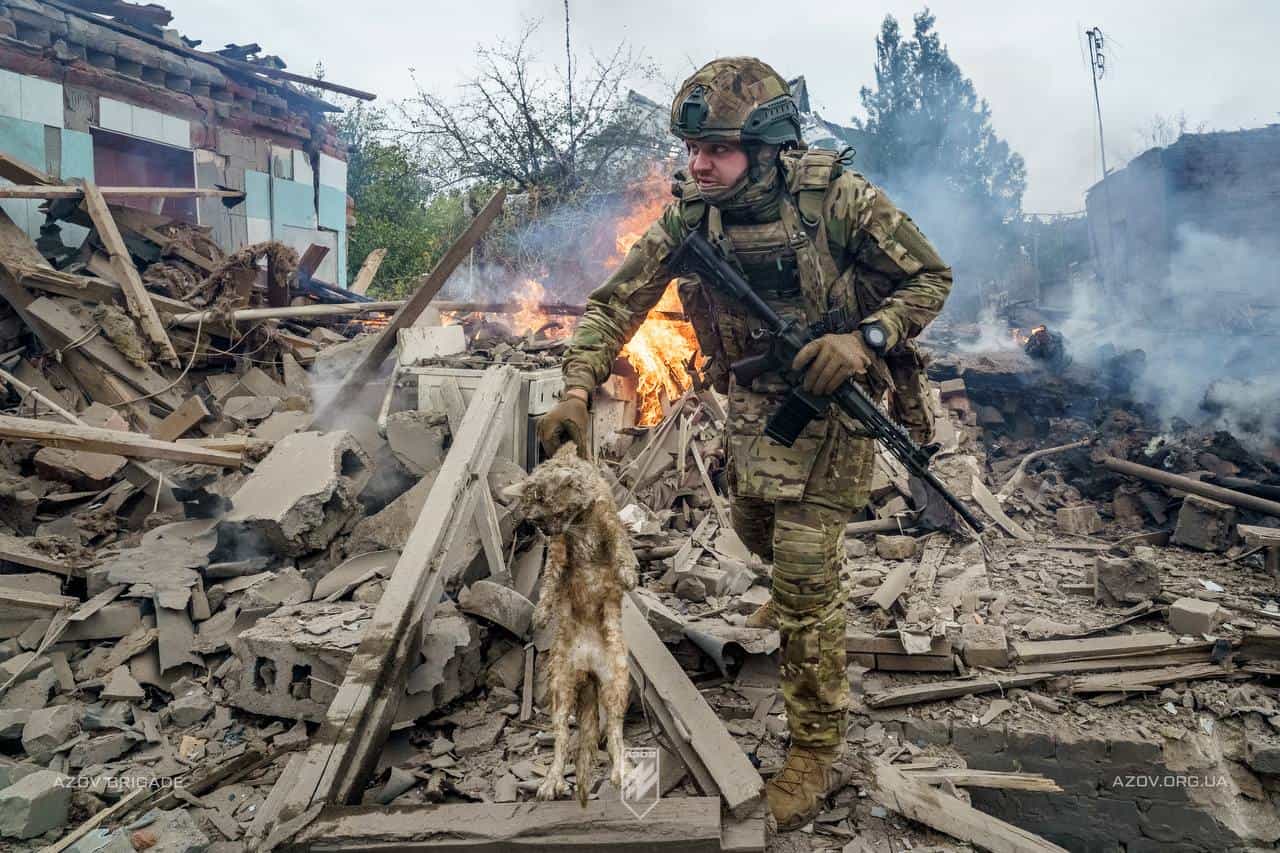 Бійці Нацгвардії та Нацполіції евакуюють постраждалу після обстрілу Костянтинівки, Донеччина