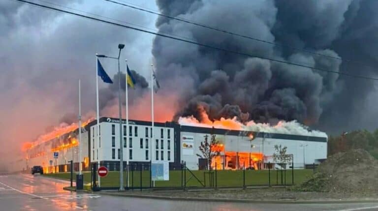 Российская армия нанесла удары беспилотниками и ракетами по нескольким регионам Украины. По меньшей мере пять человек погибли