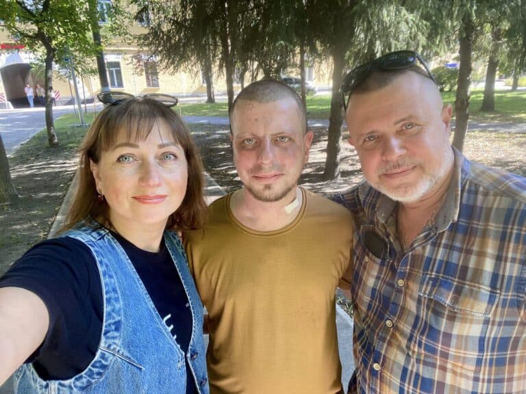 “Янгол-охоронець крила обпік, але сина захистив”. Мама пораненого захисника з Донеччини — про реабілітацію сина й перші кроки до одужання