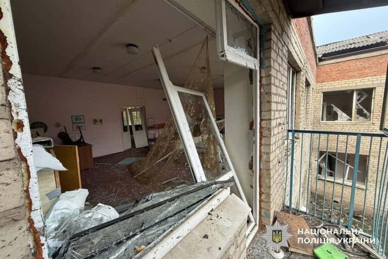 Рятувальники дістали тіло жінки з-під завалів будинку в Ганнівці — роботи кілька разів зупиняли через російські дрони